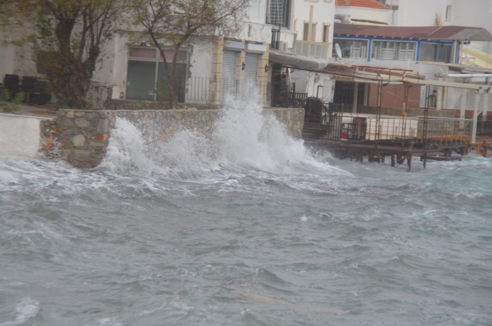Bodrum'da dev dalgalar sahilleri dövdü