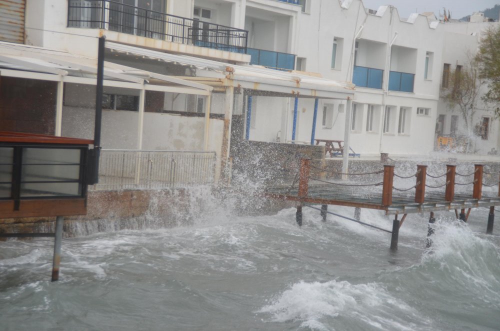 Bodrum'da dev dalgalar sahilleri dövdü