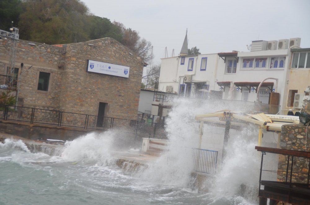Bodrum'da dev dalgalar sahilleri dövdü