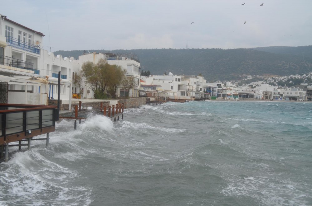 Bodrum'da dev dalgalar sahilleri dövdü
