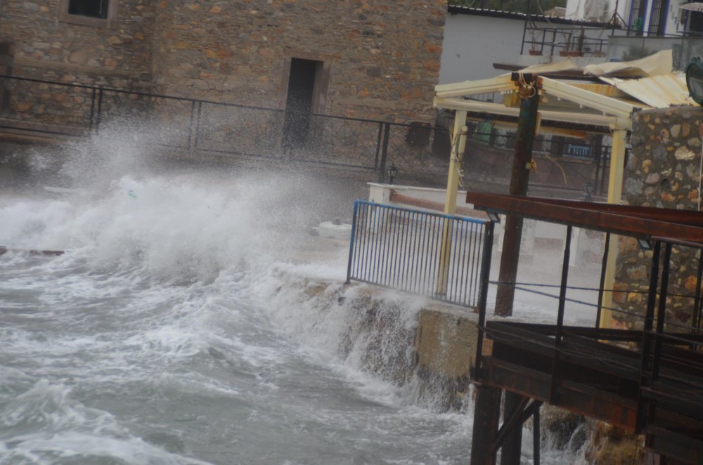 Bodrum'da dev dalgalar sahilleri dövdü