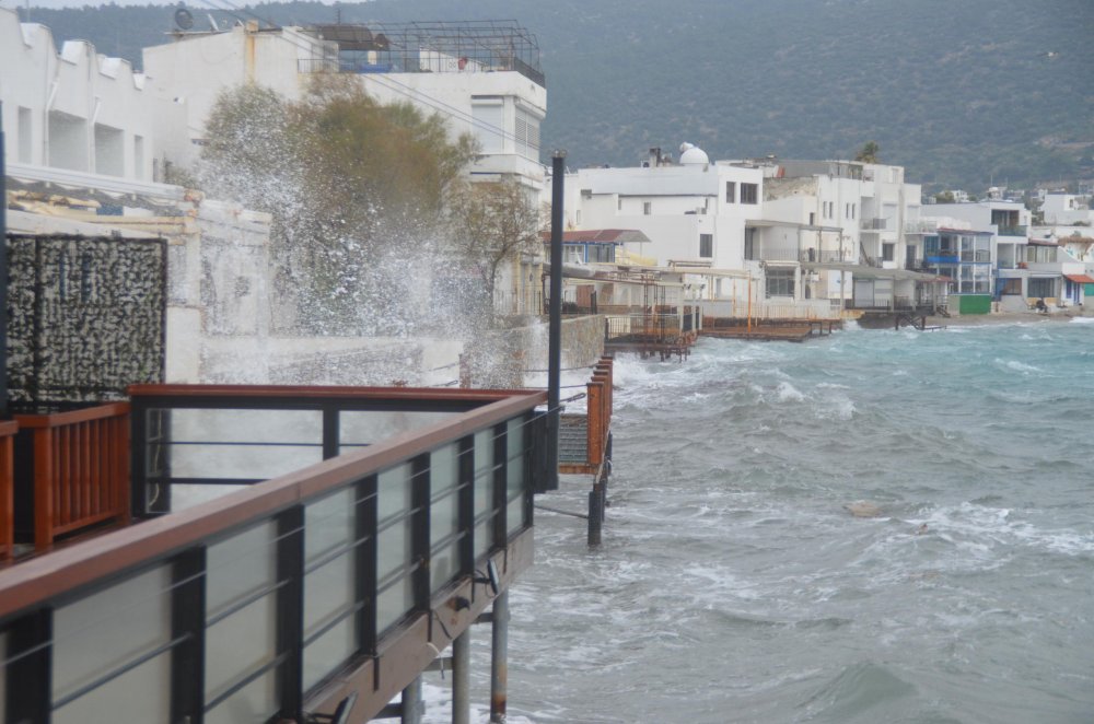 Bodrum'da dev dalgalar sahilleri dövdü