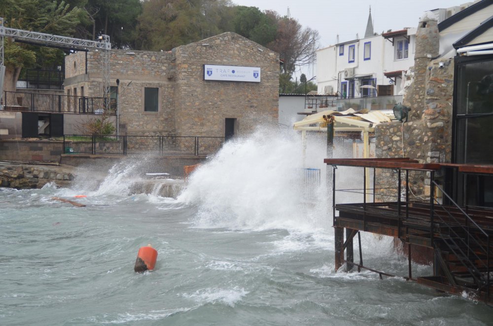Bodrum'da dev dalgalar sahilleri dövdü