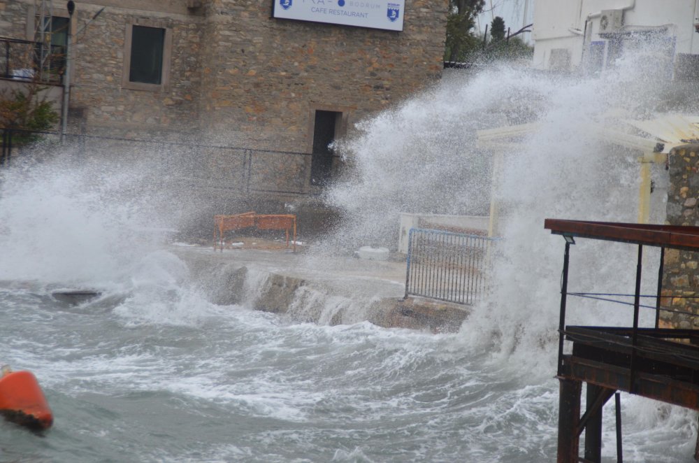 Bodrum'da dev dalgalar sahilleri dövdü