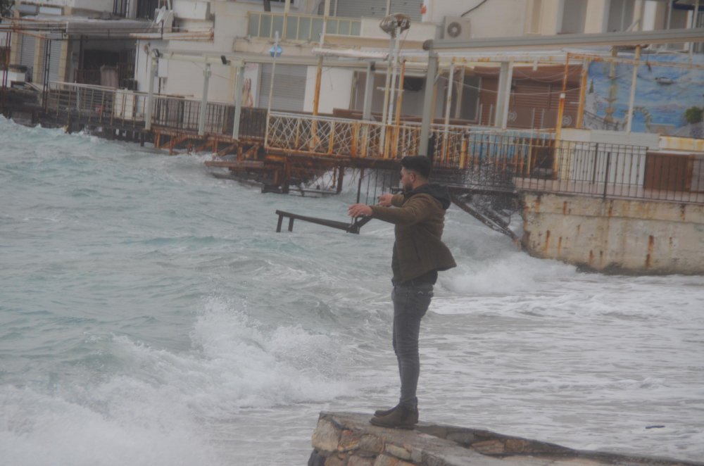 Bodrum'da dev dalgalar sahilleri dövdü