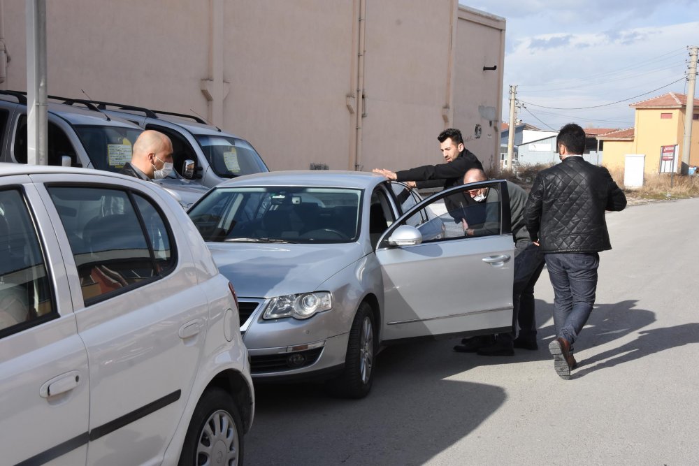 Tartıştığı eşini zorla götürdüğü iş yerine kilitledi