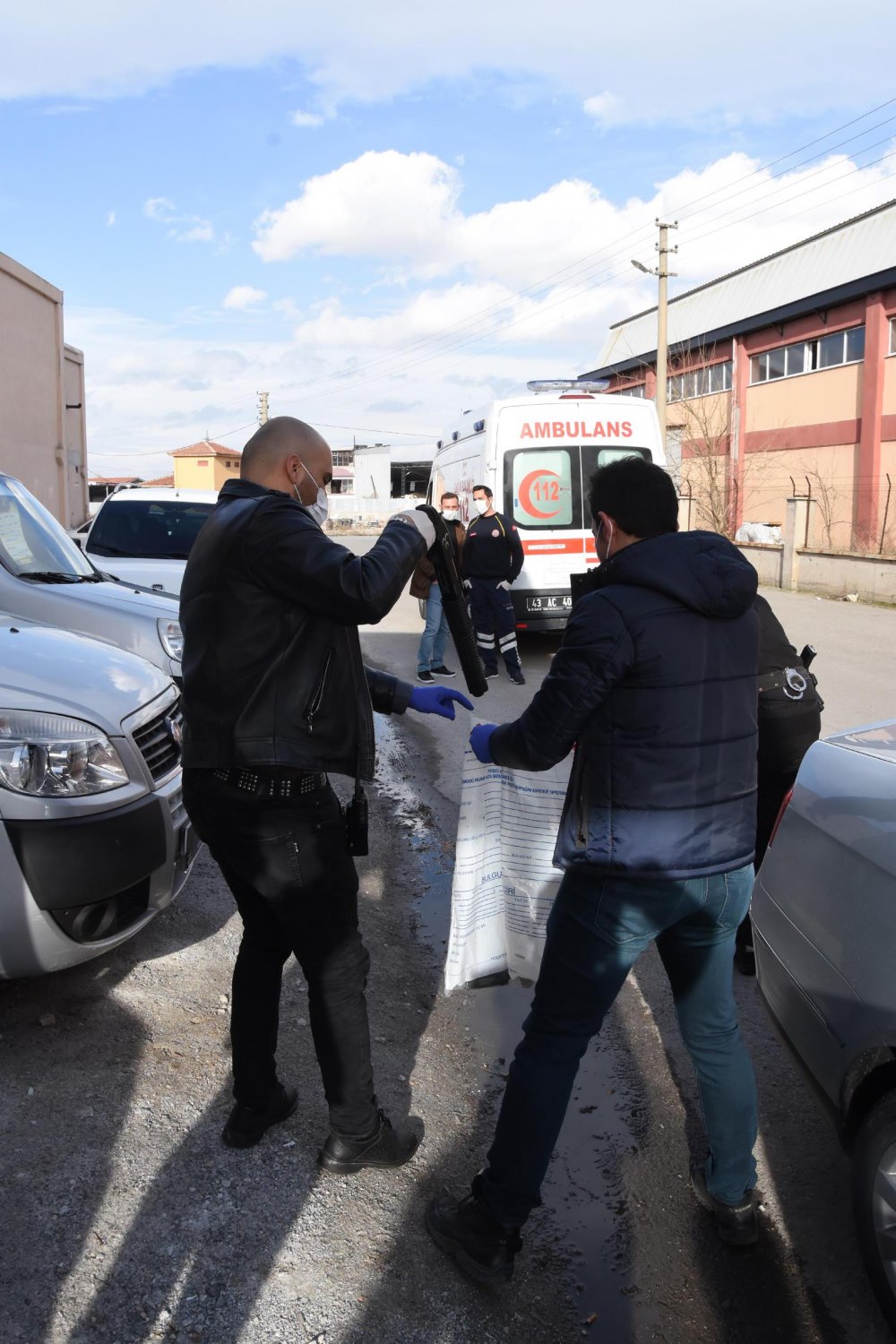 Tartıştığı eşini zorla götürdüğü iş yerine kilitledi