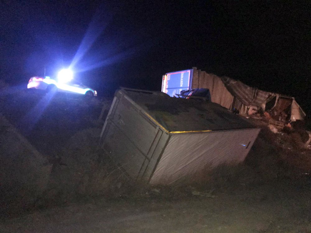 TIR, jandarma aracı ve otomobile çarptı: 2’si uzman çavuş 6 yaralı