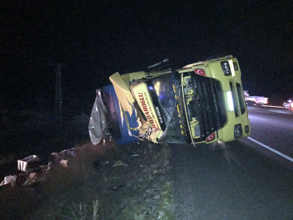 TIR, jandarma aracı ve otomobile çarptı: 2’si uzman çavuş 6 yaralı