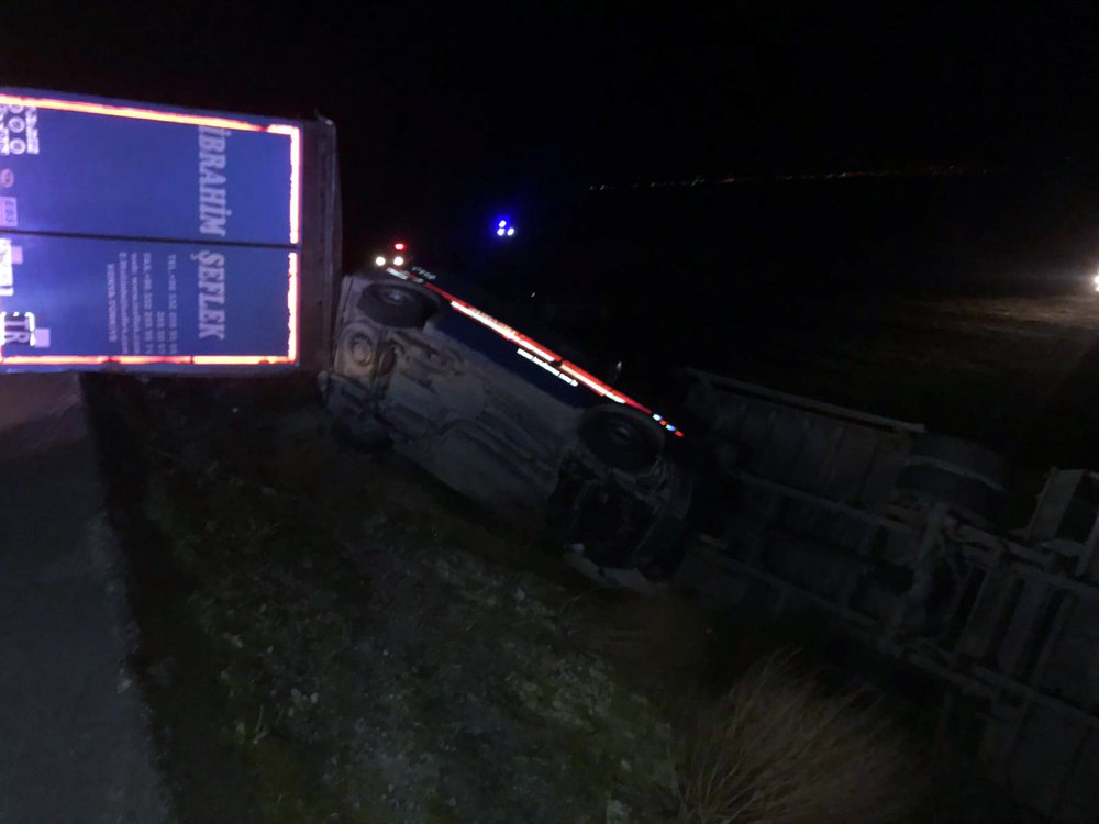 TIR, jandarma aracı ve otomobile çarptı: 2’si uzman çavuş 6 yaralı