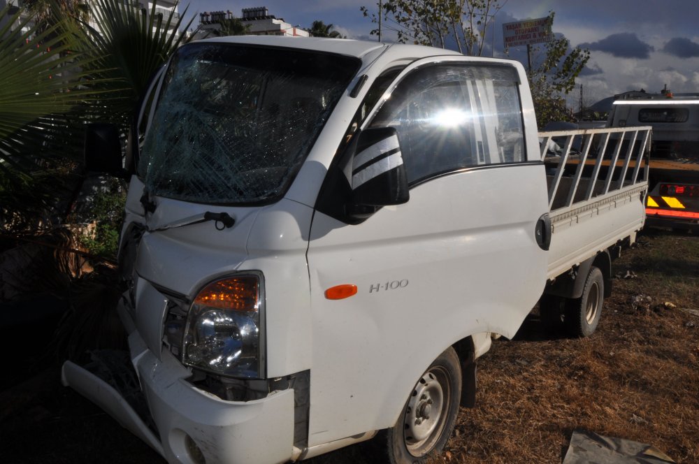 Antalya'da otomobille kamyonet çarpışması faciaya neden oldu