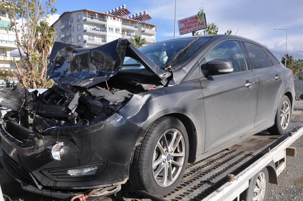 Antalya'da otomobille kamyonet çarpışması faciaya neden oldu