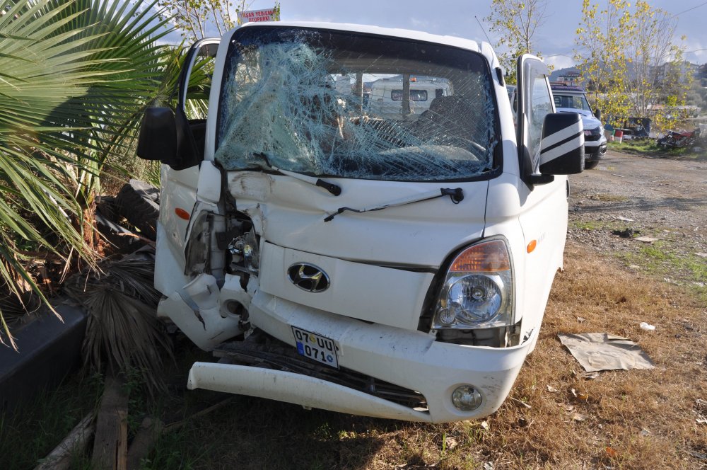 Antalya'da otomobille kamyonet çarpışması faciaya neden oldu