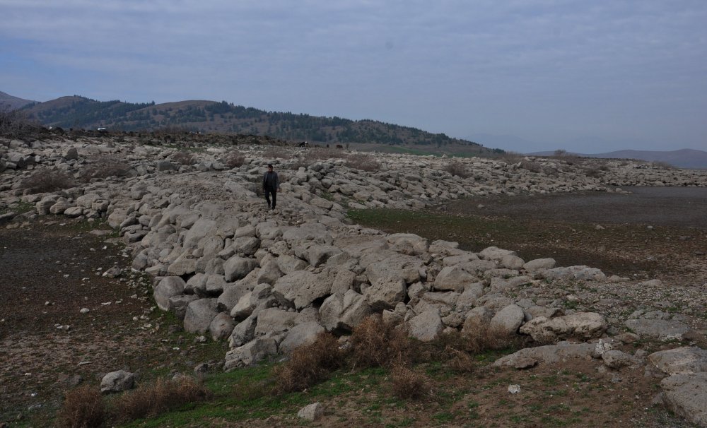 Barajda sular çekilince, arkeolojik alanlar gün yüzüne çıktı