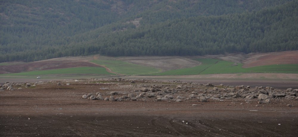 Barajda sular çekilince, arkeolojik alanlar gün yüzüne çıktı