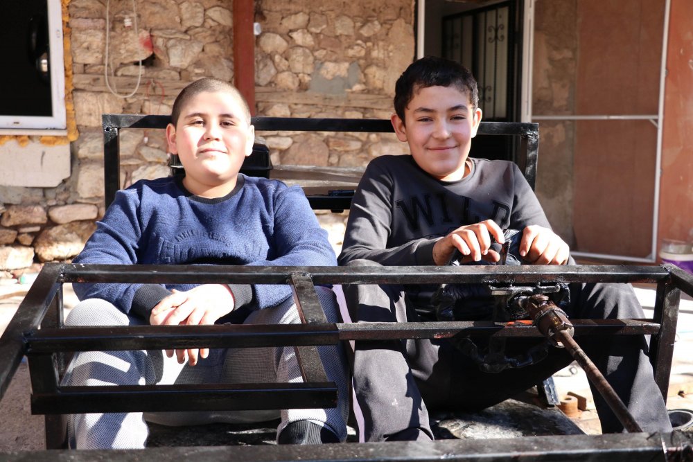 Diziden etkilenen kuzenler, hurda atıklarla araç yapıyor