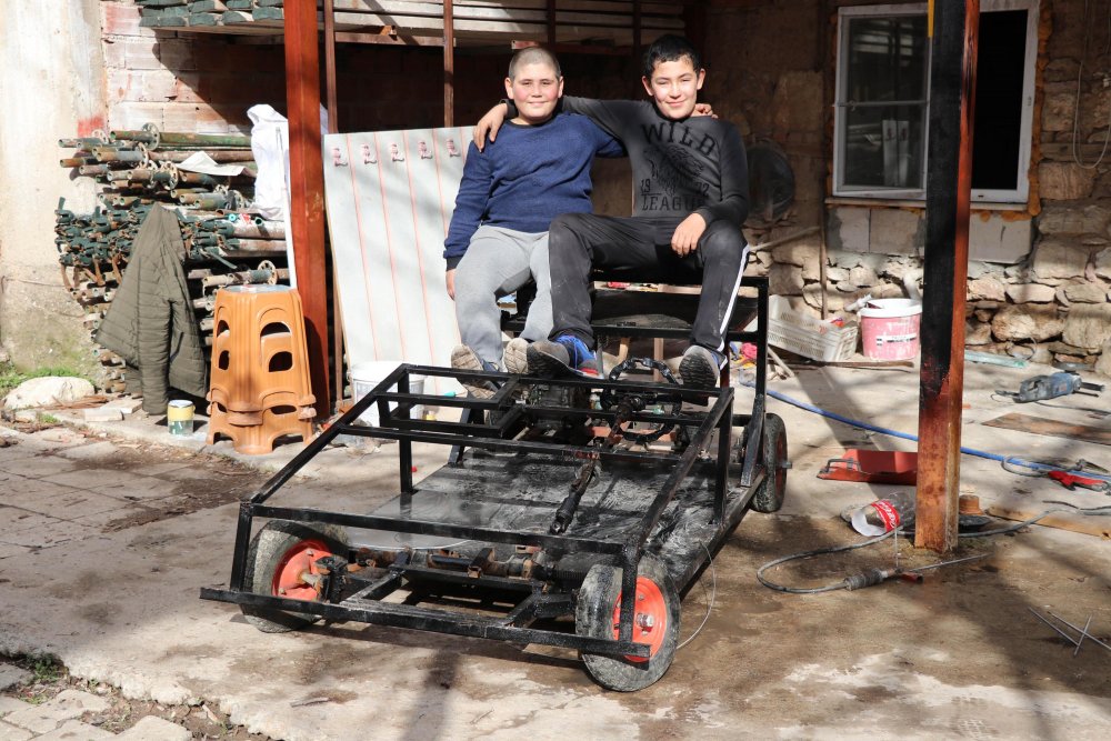 Diziden etkilenen kuzenler, hurda atıklarla araç yapıyor