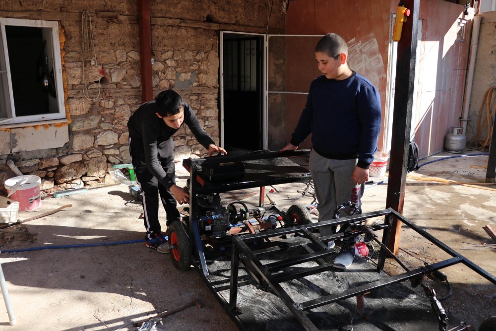 Diziden etkilenen kuzenler, hurda atıklarla araç yapıyor