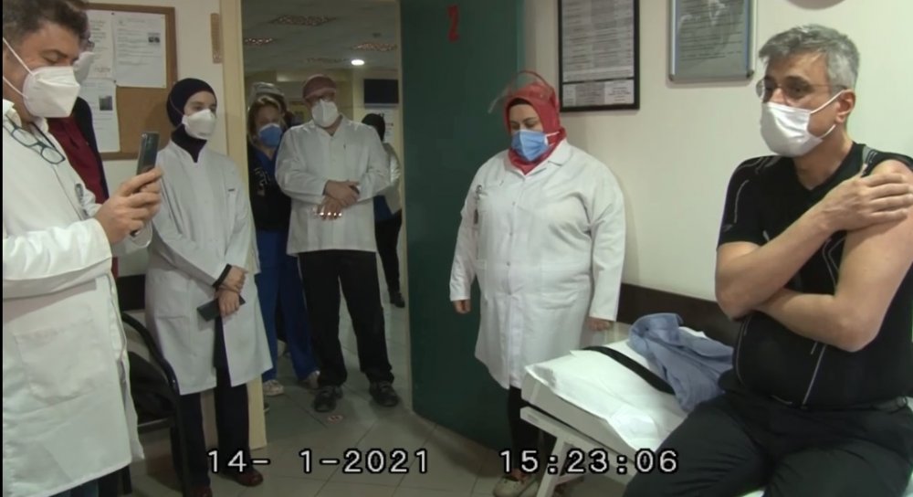 İstanbul İl Sağlık Müdürü  Kemal Memişoğlu koronavirüs aşısı oldu