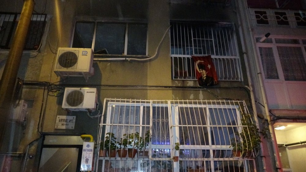 İzmir'de yanan evde bulunan anne ile kızı hastaneye kaldırıldı.