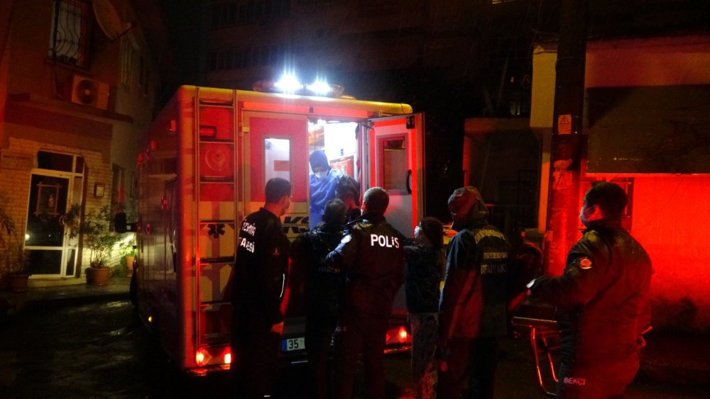 İzmir'de yanan evde bulunan anne ile kızı hastaneye kaldırıldı.