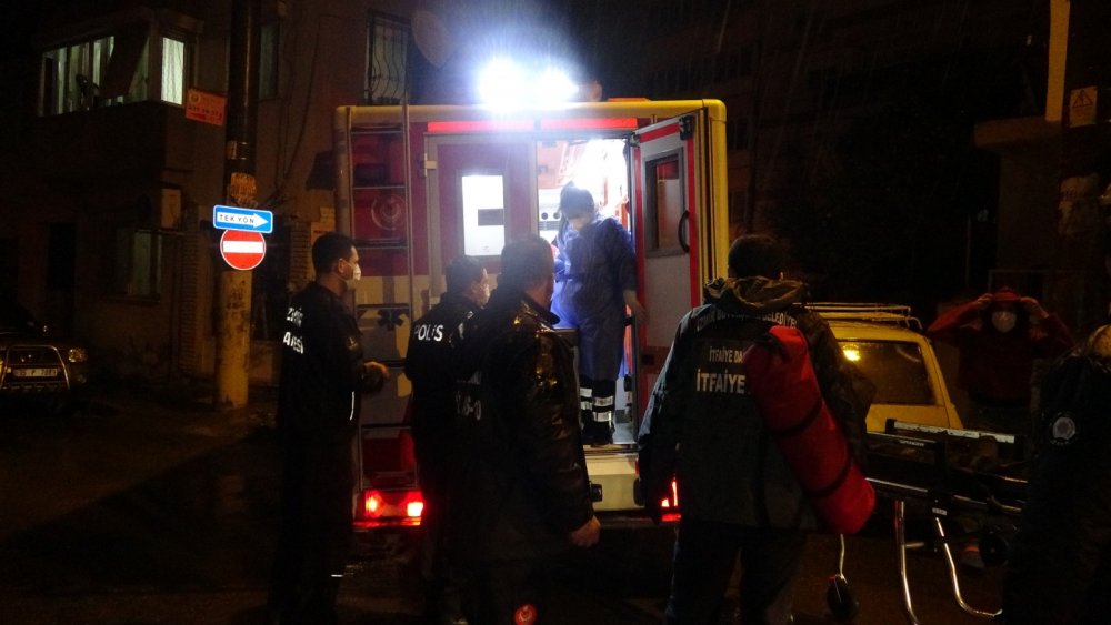 İzmir'de yanan evde bulunan anne ile kızı hastaneye kaldırıldı.