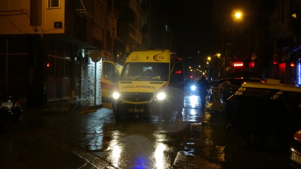 İzmir'de yanan evde bulunan anne ile kızı hastaneye kaldırıldı.