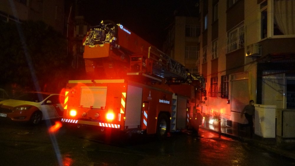 İzmir'de yanan evde bulunan anne ile kızı hastaneye kaldırıldı.
