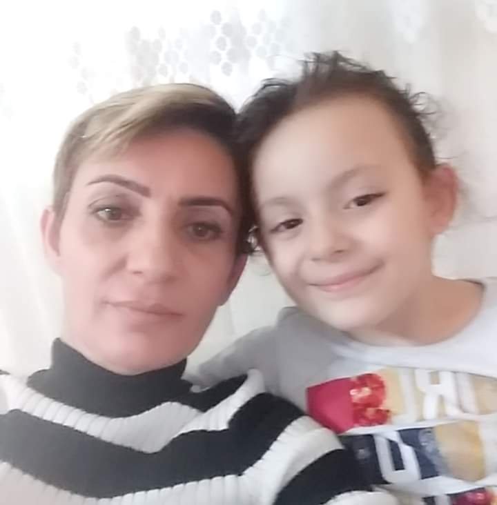 İzmir'de yanan evde bulunan anne ile kızı hastaneye kaldırıldı.
