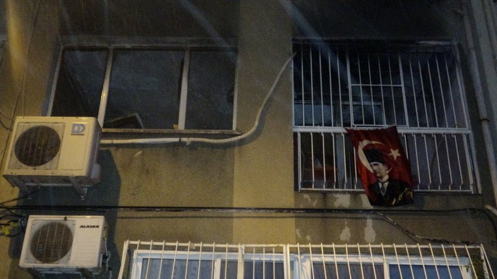 İzmir'de yanan evde bulunan anne ile kızı hastaneye kaldırıldı.