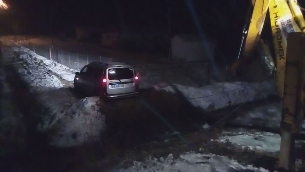 Kar yağışını izlemek için gittikleri yaylada 6 saat mahsur kaldılar