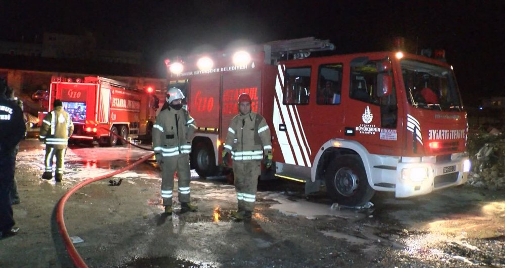 Maltepe'de geri dönüşüm deposunda yangın