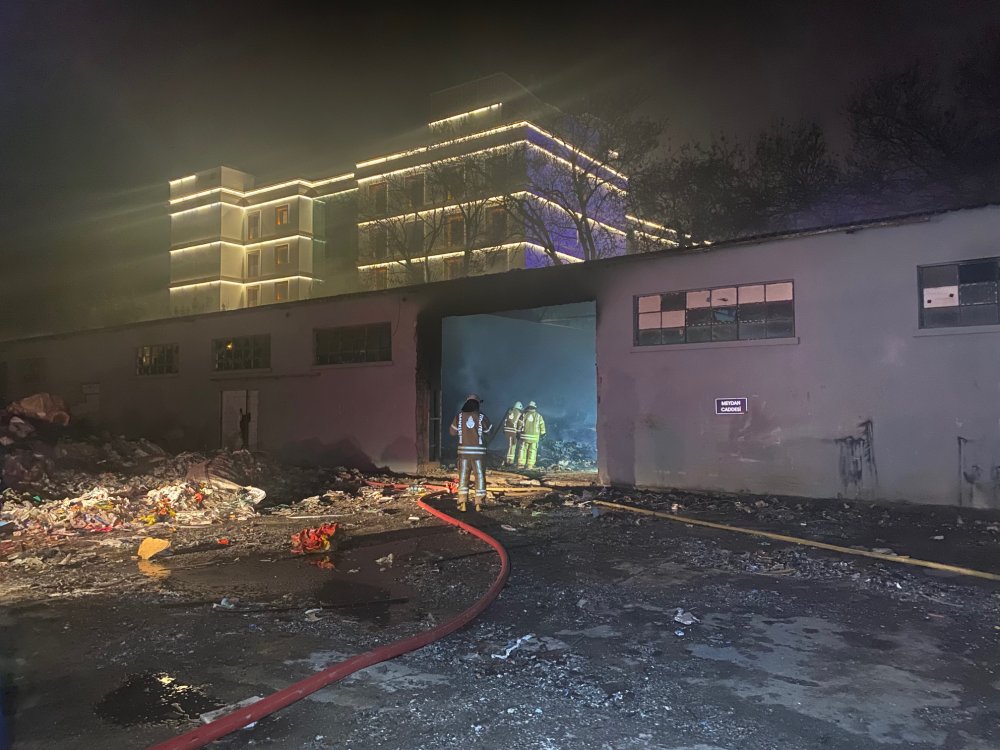 Maltepe'de geri dönüşüm deposunda yangın