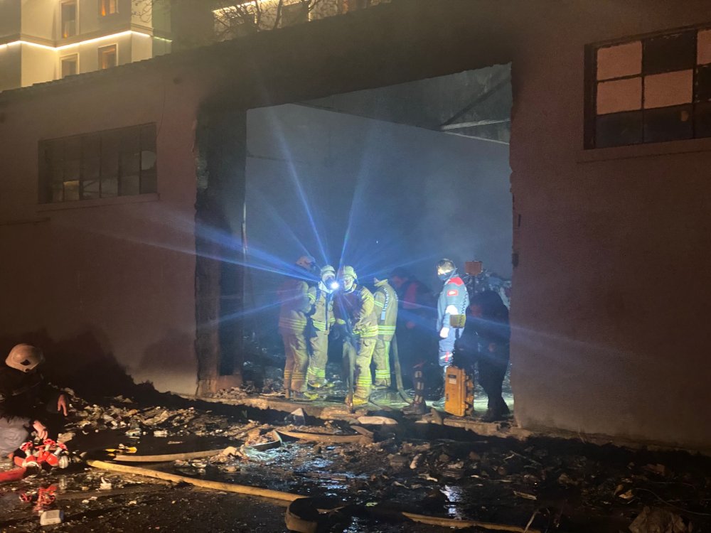 Maltepe'de geri dönüşüm deposunda yangın