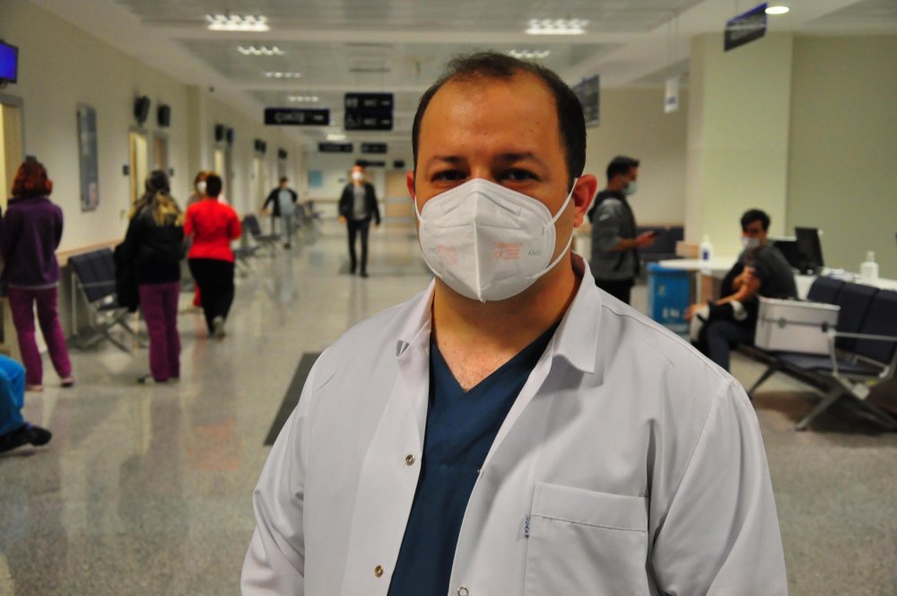 Manisa'da sağlık çalışanlarına ÇİN'den Türkiye'ye getirilen "CoronaVac" aşısı, uygulanmaya başlandı.