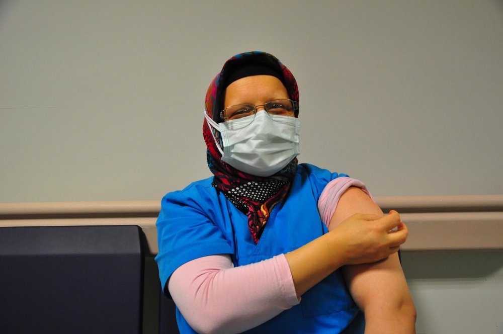 Manisa'da sağlık çalışanlarına ÇİN'den Türkiye'ye getirilen "CoronaVac" aşısı, uygulanmaya başlandı.