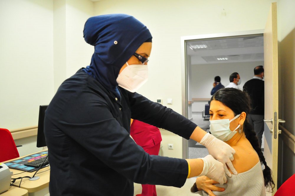 Manisa'da sağlık çalışanlarına ÇİN'den Türkiye'ye getirilen "CoronaVac" aşısı, uygulanmaya başlandı.