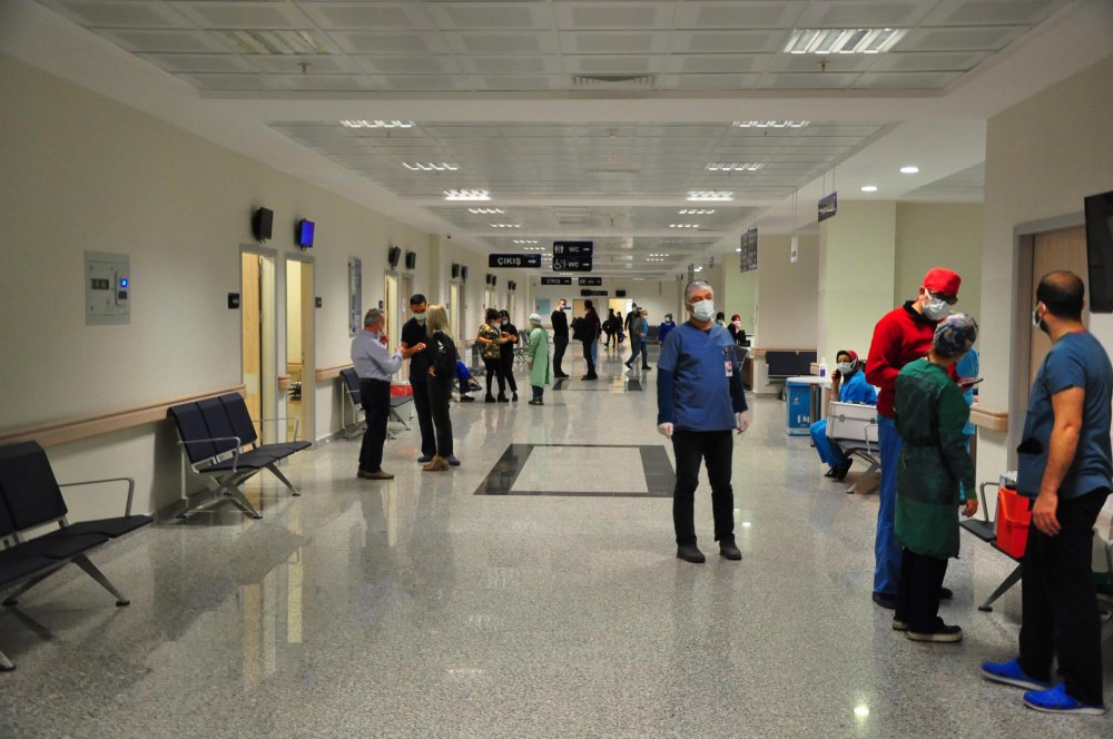 Manisa'da sağlık çalışanlarına ÇİN'den Türkiye'ye getirilen "CoronaVac" aşısı, uygulanmaya başlandı.