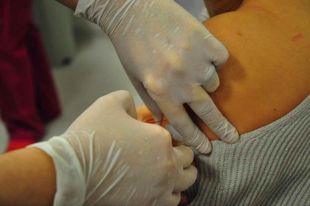 Manisa'da sağlık çalışanlarına ÇİN'den Türkiye'ye getirilen "CoronaVac" aşısı, uygulanmaya başlandı.