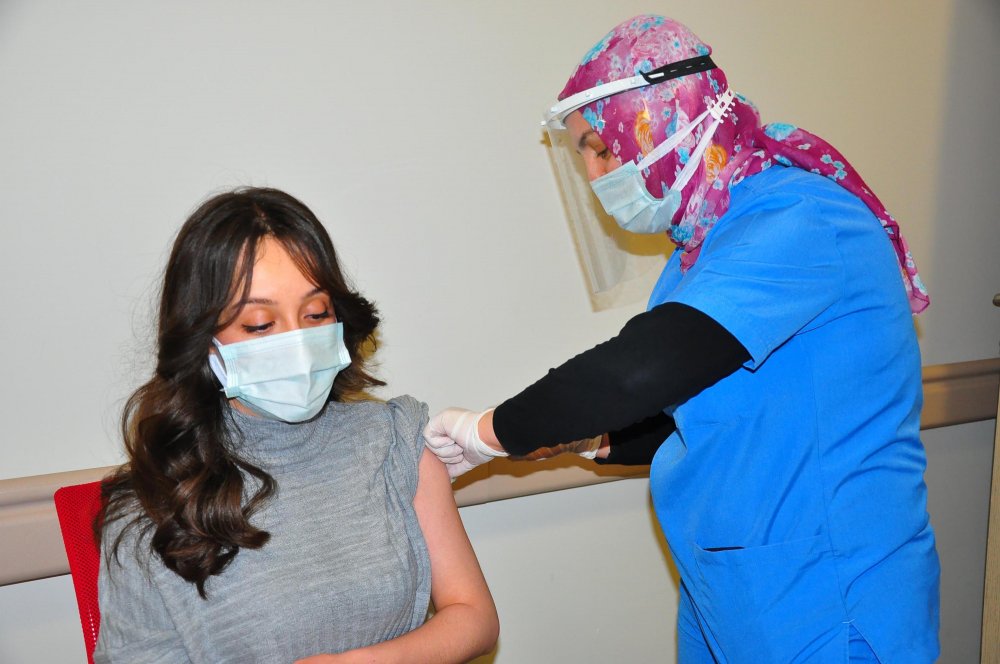 Manisa'da sağlık çalışanlarına ÇİN'den Türkiye'ye getirilen "CoronaVac" aşısı, uygulanmaya başlandı.