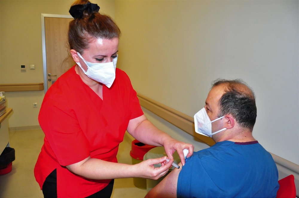 Manisa'da sağlık çalışanlarına ÇİN'den Türkiye'ye getirilen "CoronaVac" aşısı, uygulanmaya başlandı.