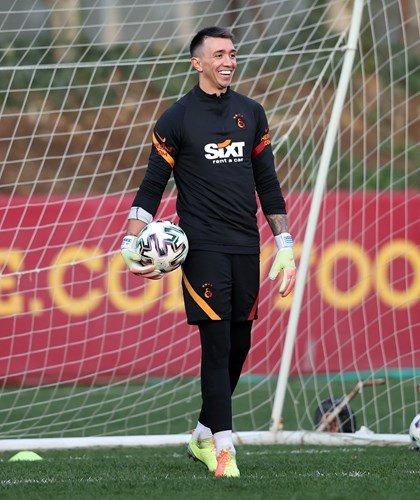 Muslera takımla çalışmalara başladı