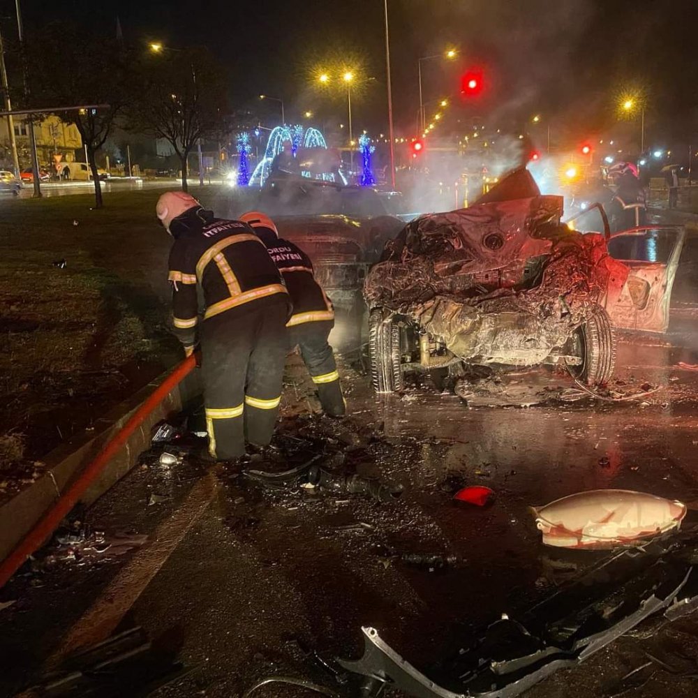 Ordu’da zincirleme kazada, 2 otomobil yandı; can kaybı ve yaralılar var
