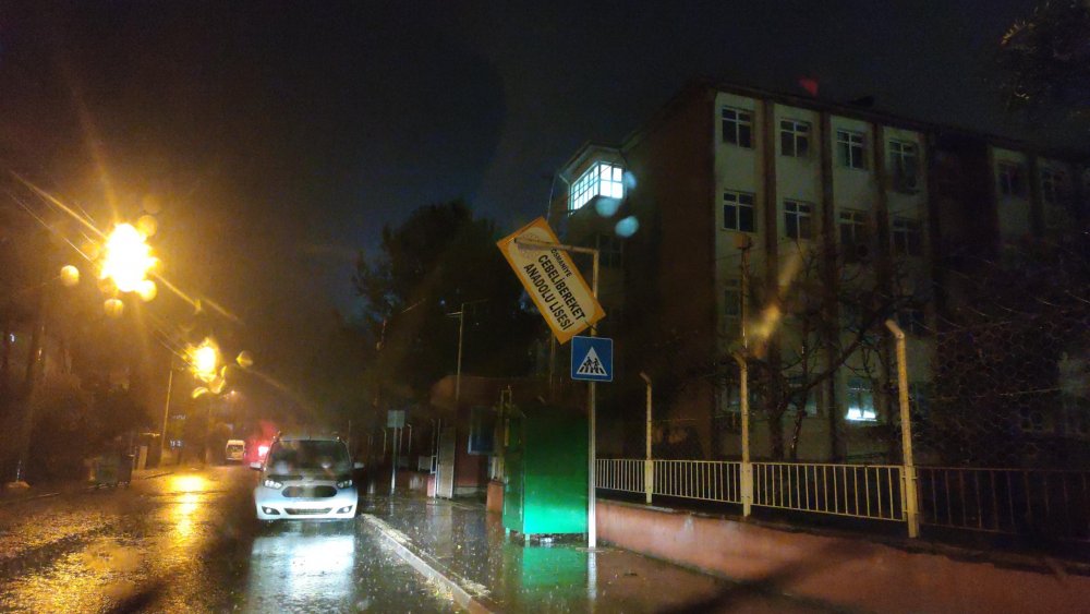 Osmaniye'de sağanak ve fırtına çatıları uçurdu, ağaçları devirdi VALİLİK UYARI YAPTI