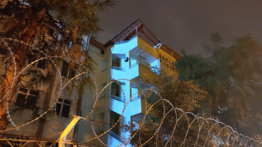 Osmaniye'de sağanak ve fırtına çatıları uçurdu, ağaçları devirdi VALİLİK UYARI YAPTI