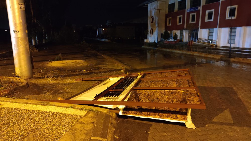 Osmaniye'de sağanak ve fırtına çatıları uçurdu, ağaçları devirdi VALİLİK UYARI YAPTI