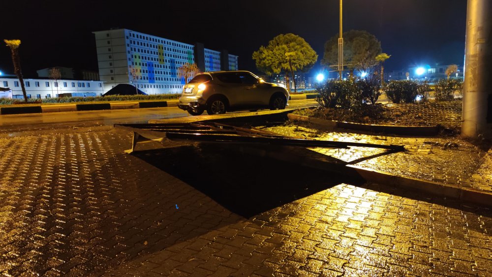 Osmaniye'de sağanak ve fırtına çatıları uçurdu, ağaçları devirdi VALİLİK UYARI YAPTI