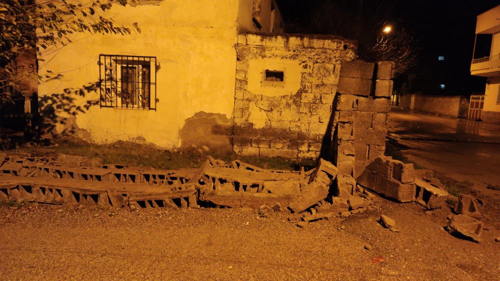 Osmaniye'de sağanak ve fırtına çatıları uçurdu, ağaçları devirdi VALİLİK UYARI YAPTI