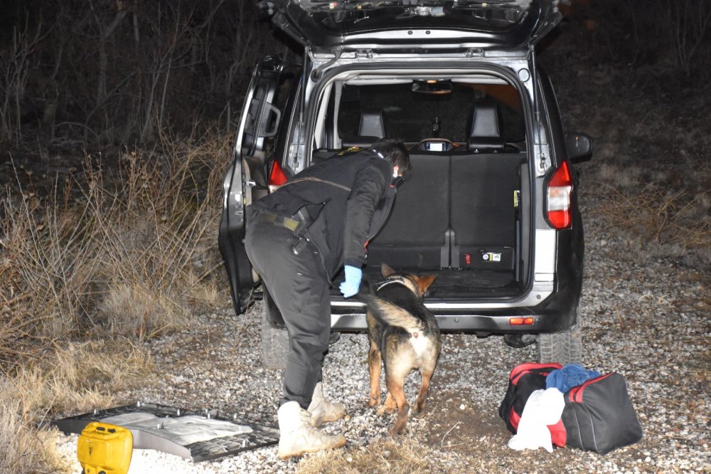 Polisin 'dur' ihtarına uymayıp, 2 kilo uyuşturucuyu araçtan atan şüpheli tutuklandı