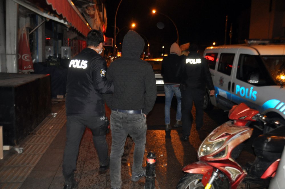 Polisin kapattığı kahvehaneyi 2 saat sonra yeniden açtılar: 24 gözaltı, 98 bin TL ceza